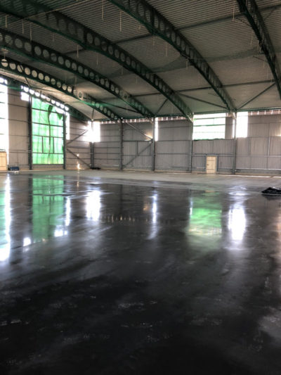 Powerfloated concrete floor slab with jointless design and dry-shake topping