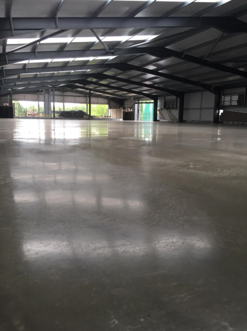 Steel fibre reinforced jointless combi-slab with light grey dry-shake topping